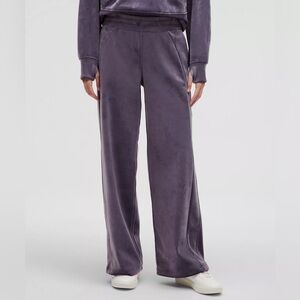 Lululemon Scuba Mid-Rise Wide-Leg Pant
Velvet in Nightfall